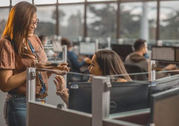 How Can UK Retailers Use Augmented Reality for Virtual Try-Ons?